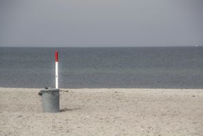 Mülltonne am Strand